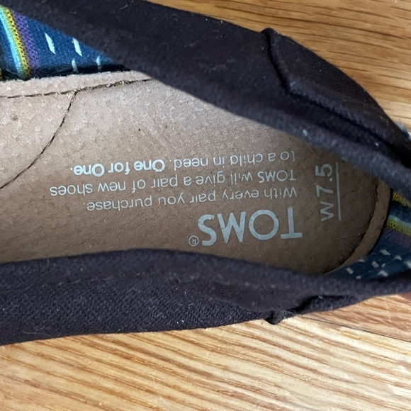 Women’s black Toms slip ons - Picture 2 of 5